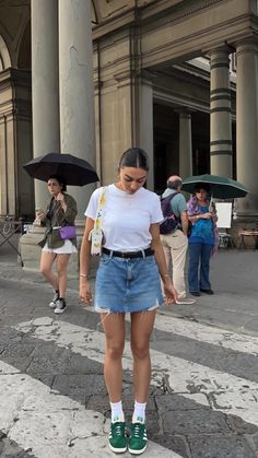 Short Denim Skirt Outfit Idea, Denim Mini Skirt Outfit Summer, Skirt With Tshirt, Spring Denim Outfits, Denim Mini Skirt Outfit, White Tshirt Outfit, Jean Skirt Outfits