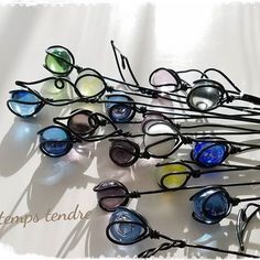 several pairs of glasses are sitting on a table with the words tips tende written below them