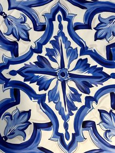 a blue and white tile with flowers on it