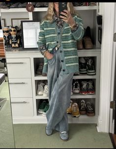 Colorful Fall Fashion, Stripe Cardigan Outfit, Lori Hirshleifer, High Waisted Pants Outfit, Jeans Destroyed, Dress For Work, Fashion Things, Moto Style, Cardigan Outfits