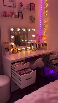 Cute Bedroom Fairy Lights, Small Small Bedroom Ideas, Dream Room Vanity, Danish Pink Room, Bedroom Ideas Amazon Finds, Hollywood Room Ideas, Cute Room Ideas Minimalist, Aesthetic Room With Pink Walls, Pink Aesthetic Room Decor Ideas