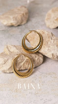 18k Gold Plated Jewelry, Light Gold Jewelry, Gold Jewelry Photography, Earring Product Photography, Jewelry Photo Ideas, Jewelry Inspo Gold