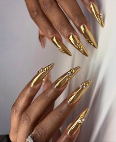 gold stiled nails with diamonds on them