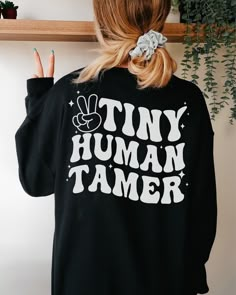 Tiny Human Tamer, New Mom Gift Ideas, Cricut Clothes, Gift Ideas Easy, Mama Crewneck, Mom Hair, Mama Hoodie, Funny Mom Shirt, Mom Gift Ideas