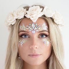 Shine Shack ☆ on Instagram: “The definition of 'Angel' @lucyellen6 ✨👼🏼🙏🏼 shop our Mix-And-Match Gems and iridescent glitters now. Photographed by…” Glitter Carnaval, Carnaval Make-up, Fantasy Make-up, Coachella Makeup, Halloweenský Makeup, Festival Makeup Rave, Festival Make Up, Festival Makeup Glitter, Festival Glitter