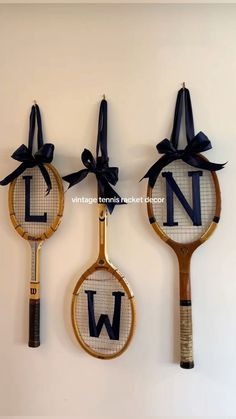 Initial Room Decor, College Home Aesthetic, College House Decorations, Home Decor Vibes, Natural Dorm Room, College House Inspiration, What To Hang Over Bed, Bedroom Ideas College, Tennis Racket Art