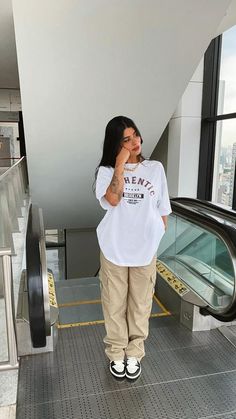 Beige Pants Outfit, Pakaian Hipster, Oversized Shirt Outfit, Jogger Outfit, Cargo Outfit, Cargo Pants Outfits, Streetwear Girl, Outfit Streetwear, Oversized Outfit