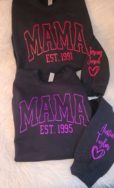 "\"MAMA\" sweatshirt that is personalized with name(s). This sweatshirt makes a perfect gift" Cricut Mama Shirt Ideas, Mother's Day Black Crew Neck Sweatshirt, Relaxed Fit Name Print Sweatshirt Gift, Customizable Casual Sweatshirt For Gifts, Personalized Relaxed Fit Winter Sweatshirt, Casual Customizable Sweatshirt For Gift, Personalized Casual Sweatshirt For Gifts, Mother's Day Sweatshirt With Custom Text, Personalized Casual Sweatshirt Gift