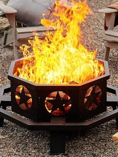 a fire pit sitting on top of a gravel field