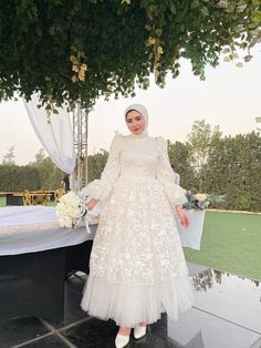 Simple Royal Dress, Hijabi Engagement Dress, White Dress For Wedding, Simple Engagement Dress, Dress Soiree, Wedding Guest Dresses Long, Muslimah Wedding Dress, Wedding Dress Bustle, Bride Dress Simple