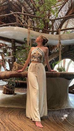 11 Best & Aesthetic Travel Outfits For Women | All seasons Comfy Travel Outfit Ideas Goa Outfits, Cancun Outfits, Stile Boho Chic, Modest Summer Outfits, Desi Fashion Casual, Europe Outfits, Chique Outfits, Mode Boho, Casual Day Outfits