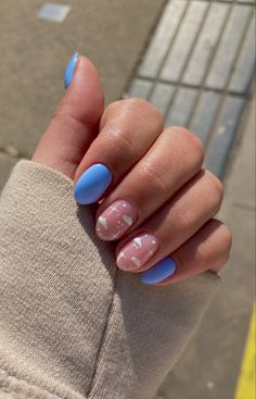 uñas celestes con diseño de nubes blancas en el dedo del medio y el anular Light Blue Nails Clouds, Light Blue Nails With Clouds, Light Blue Cloud Nails, Boy Baby Shower Nail Ideas, Light Blue Nails With Flowers, Delivery Nails, Baby Shower Nails Boy, Baby Boy Nails, Baby Shower Nails