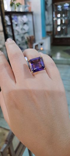 This exquisite ring is crafted from 18k gold and glistening with a deep purple amethyst. This timeless piece of jewelry will be a luxurious addition to your collection. Ring in Gold 18k Amethyst gemstone