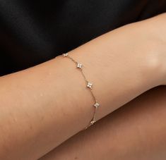 ▪ Material : 18k solid gold with moissanite stone ▪ Size of clover: 4.2mm / 6mm ▪ Length of bracelet: 15cm+1cm+1cm extension ▪ If you desire any other custom made sizes, please email us at customercare@uno.london for a price quote. Gold Bracelet Dainty, Gold Flower Bracelet, Clover Bracelet, Solid Gold Bracelet, Gold Water, Bracelet Dainty, Price Quote, Macedonia