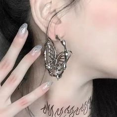 𝔇𝔢𝔱𝔞𝔦𝔩𝔰: Style: Goth, Fairy grunge, Y2k Materials: Titanium Steel Quantity: 1 pair This is a pair of fairy grunge-style earrings, featuring a butterfly design in a hoop shape Solid durable material, perfect for all kinds of looks Enjoy free shipping with a purchase of over 80$ Goth Fairy, Stockings Legs, Belt Jewelry, Butterfly Shape, Grunge Y2k, Jewelry Choker, Fairy Grunge, Grunge Style, Style Earrings