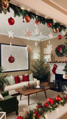 Pretty Christmas Decorations, Christmas Dreaming, Cozy Christmas Decor, Christmas Decor Inspiration, Christmas Themes Decorations, Christmas Decorations Living Room, Christmas Living Rooms, Christmas Bedroom, Christmas Room