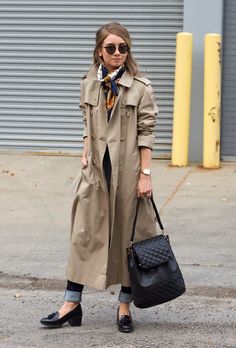 How to Wear a Trench Coat - DesignerzCentral Oversized Trench Coat, Burberry Trench, Coat Trends, Burberry Trench Coat, Long Sleeve Outerwear