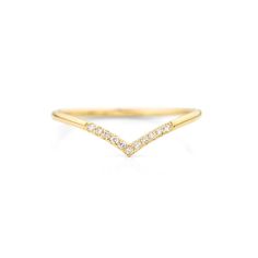 a yellow gold ring with white diamonds on the bottom and an arrow shaped band in the middle