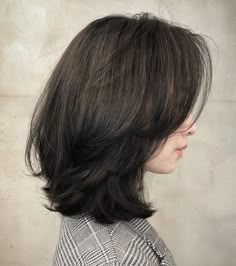 Layer Cut Short Hair, Lob Layers Shoulder Length, Cute Medium Bob Hairstyles, Layering Short Hair, Short Haircuts For Volume, Short Hair Cut Layer, Lob With Layers Thick Hair, Short Layer Cut Hairstyle, Lob Haircut Korean