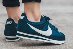 Nike Classic Cortez Textile Wmns – Midnight Turquoise / Sail Nike Cortez Shoes, Laceless Sneakers, Sneakers Addict, Shoe Closet