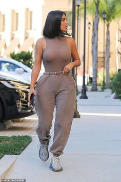 Kim Kardashian Neutral Outfits, Kim Kardashian Comfy Outfits, Parisian Style Black Women, Lounge Wear Street Style, Kardashian Casual Outfit, Kim Kardashian Yeezy, Look Kylie Jenner, Yeezy Fashion