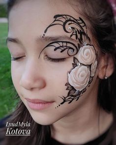 Pretty Halloween Face Paint, Face Paint Costume, Face Paint Flowers Easy, Adult Halloween Face Paint, Full Face Painting Ideas, Flower Face Paint, Fall Face Painting Ideas, Floral Face Painting, Forest Fairy Face Paint