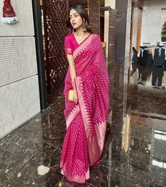 Pink Silk Saree Look Traditional, Banarsi Pink Saree, Simple Saree For College Function, Saree Look For Friends Wedding, Anu Emmanuel In Saree, Pink Banarsi Saree Look, Freshers Party Outfit College Indian Saree, Pink Banarasi Saree Blouse Design, Ethnic Day Saree Outfits College