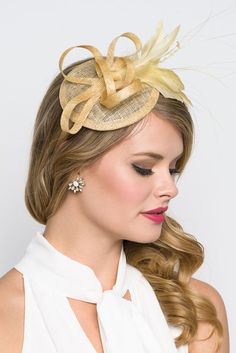 This season, sophisticated fascinators stole the show on the runways. Fascinators can be a little intimidating. But this cute little fascinator will help you overcome that fear. It perfectly lands the look, thanks to its mesh sinamay, frilly feathers and loopy mesh ribbons. No matter the occasion, you will fit in with the fascinator craze with this simple yet stylish head-piece. Types Of Hats For Women, Grey Fascinator, Gold Fascinator, Fascinator Hats Diy, Ivory Fascinator, Fascinator Hairstyles, Clip Hairstyles, Fascinator Headband, Christmas Hairstyles