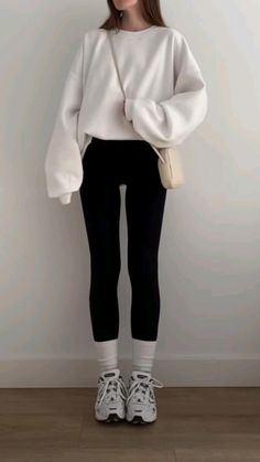 Good Outfits With Leggings, Leggings Classy Outfits, Grey Sweater Leggings Outfit, Outfits With White Trainers, Outfit Idea Leggings, Hotel Receptionist Outfit, Sweatshirt And Trousers Outfit, Athlesiure Fits Winter, Warm Workout Outfit