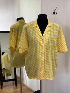 Vintage blouse, Yellow vintage shirt, 80-90s fashion, 80s 90s  clothing, Colorful vintage blouse, Womenswear, Shirt, 1990s fashion, 1989s  Style: 1980s Size: 16 XXL Length: 68 cm / 26.3 inches Bust: 128 cm / 50.3  inches Sleeves+shoulder: 43 cm / 16.9 inches Upper arm: 48 cm / 18.9 inches * Please note that actual colors may vary due to your computer resolution and monitor color restrictions *Clothes from smoke free house *Vintage  *Please contact me if you have any questions Thank you visiting Yellow Cotton V-neck Shirt, Vintage V-neck Top With Relaxed Fit, Retro V-neck Summer Shirt, Vintage Printed V-neck Top, Retro V-neck Relaxed Fit Top, Retro Summer Printed Blouse, Spring Blouse With Graphic Print And Camp Collar, 90s Inspired Short Sleeve Shirt For Spring, Yellow Retro Tops With Retro Print