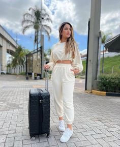 Um aerolook bem confortável e estiloso. Trendy Airport Outfits, Maxi Dress Layering, Comfortable Airport Outfit, Comfy Airport Outfit, Trendy Jumpsuit, Dress Layered, Long Flight, Airport Outfits, Daily Outfit Inspiration