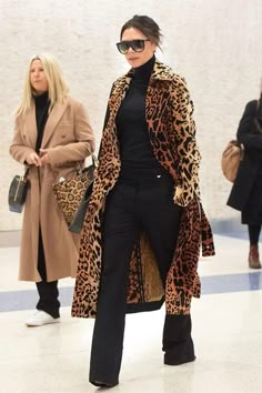 Celebrity Winter Coat, Simple Winter Outfits, Fall Fashion Coats, Beckham Style, Victoria Beckham Style, Leopard Coat, Leopard Print Coat, Print Coat, Outfit Trends