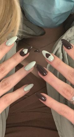 Aesthetic Nails Inspiration, Cute Vintage Nails, Aesthetic Nail Inspo Acrylic, Aesthetic Nails Vintage, Nails Aesthetic Vintage, Vintage Aesthetic Nails, Acrylic Nails Ideas Aesthetic, Short Aesthetic Nails, Aesthetic Nails Brown