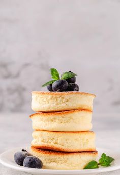 Souffle Pancakes Recipe Souflee Pancakes Recipes, Souffle Pancakes Recipe, Souffle Pancake, Vegetarian Pancakes, Light And Fluffy Pancakes, Fluffy Eggs, Homemade Caramel