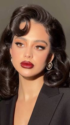 90s Hollywood Makeup, Full Glam Hairstyles, Hollywood Theme Makeup, Vintage Prom Makeup, Great Gatsby Makeup And Hair 1920s Style, Dark Red And Black Makeup, Theater Makeup Ideas, Swamp Monster Makeup, Classic Makeup Looks Vintage