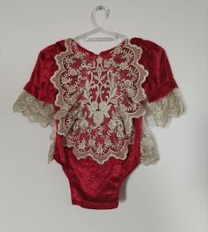 A velvety red girl's outfit with a golden insert and lace embroidered with golden thread. The outfit is made of beautiful red velor, at the top there is an insert of golden embroidered lace. trimmed with a beautiful frill made of golden lace, long sleeves finished with lace made of golden thread. Fastened with a button at the back. Cap finished with golden lace. The costume is a beautiful addition to a photo shoot for birthdays and holidays. The photo does not reflect the colors of the live image. Contracted hand wash. Photo Dress, Golden Lace, Golden Thread, Red Girl, Baptism Dress, Christening Dress, Gold Thread, Gold Lace, Newborn Photo Props