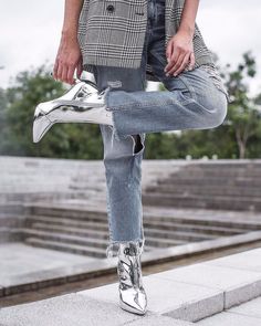 Metallic Boots Outfit, Womens Fall Boots, Look Jean, Silver Boots, Metallic Boots, Booties Outfit, Winter Mode, High Heel Boots Ankle, Silver Shoes