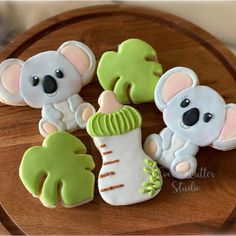 there are some cookies decorated to look like koalas and baby bears on the table