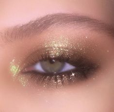 @𝒇𝒊𝒆𝒓𝒄𝒆𝒍𝒚𝒄𝒉𝒊𝒄 Greek Eye Makeup, Athena Goddess Makeup Look, Greek Goddess Hair And Makeup, Gold Goddess Makeup Halloween, Greek Goddess Halloween Makeup, Greek Inspired Makeup, Athena Makeup Goddess, Golden Goddess Makeup Look, Greek Makeup Look