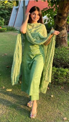 Simple Kurti Designs For College, Green Dress Indian Style, Simple Plan Suit Design Women, Light Green Suit For Women, Green Kurta Woman, Modern Casual Indian Fashion, Kurti Poses For Women, Light Green Outfits For Women, Kurta Photography Poses Women