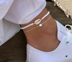 Ankle Bracelets Aesthetic, Anklet Bead Ideas, Handmade Anklets For Beach In Summer, Shell Anklet Diy, Diy Ankle Bracelets, Handmade White Anklets For Beach Season, Handmade Ocean-inspired Summer Anklets, Handmade Ocean-inspired Beach Anklets, Anklets Diy