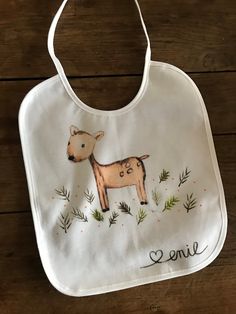 Hand-painted personalized bib. Made of high quality cotton with soft feel, comfortable and breathable. The back of the bib consists of a water-impermeable layer that protects the child from stains and other dirt. A saying or name for personalization is freely selectable. Different motifs can be chosen. Please write to us before purchasing. Dimensions: 26 x 30 cm Washable at 40 oC or hand wash Playful White Machine Washable Bib, Personalized Cotton Bib As Gift, Cute White Bib Front Bib, Playful White Cotton Bib, Playful Cotton Bib As A Gift, White Machine Washable Bib For Gift, Customizable White Cotton Bib, White Machine Washable Bib As A Gift, White Machine Washable Bib As Gift