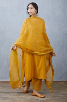 Haldi Suit, Churidar Design, Bandhani Suit, Desi Clothing, Indian Mythology, Chanderi Dupatta, Casual Suits, Suit Ideas, Pakistani Dresses Casual