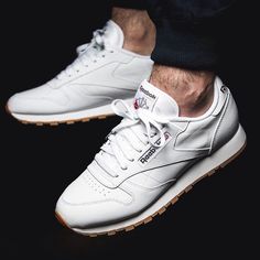 Reebok Classic Leather (weiß / gum) - 43einhalb Sneaker Store Fulda Plain White Sneakers, Sneakers Outfit Work, Casual White Sneakers, Best White Sneakers, Sneak Attack, White Sneakers Men