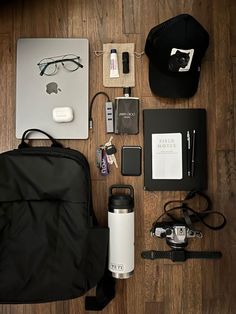 Top Must-Have Travel Gadgets for Your Next Adventure | Travel Essentials Aesthetic What’s In My Bag Men, Study Boy Aesthetic, Men’s Essentials, Mochila Edc, College Backpack Essentials, Bottle Chug, Men Essentials, What's In My Backpack, Yeti Rambler Bottle