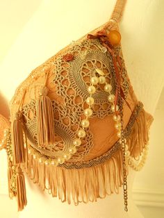 Peach, Gold & Cream bra - Burlesque, Belly Dance, Bra Upcycling, Steampunk Burlesque, Burlesque Inspiration, Decorated Bras, Bra Vintage, Belly Top