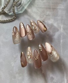 Simple Wedding Nail Ideas, Magnetic Nail Ideas, Mixed Metal Nails, Art Nouveau Nails, Silver Chrome Nails Designs, Nails With Gold Design, Monet Nails, Rococo Nails, Weding Nails