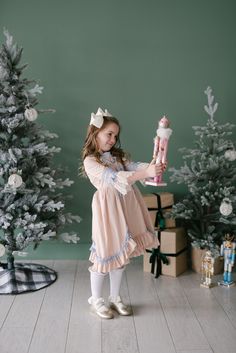 Nutcracker Family Photoshoot, Nutcracker Ballet Photoshoot, Nutcracker Christmas Photoshoot, Christmas Cakepops, Kids Wreath, Christmas Photoshoot Kids, Wedding Tumblr