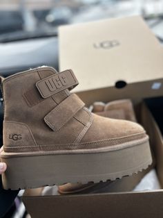 Winter Shoes Chunky, Chunky Winter Boots Aesthetic, Ugg Sneakers Aesthetic, Y2k Winter Boots, Botas Ugg Outfit 2022, Cute Uggs, Women's Workwear Fashion, Kawaii Shoes, Cute Shoes Heels