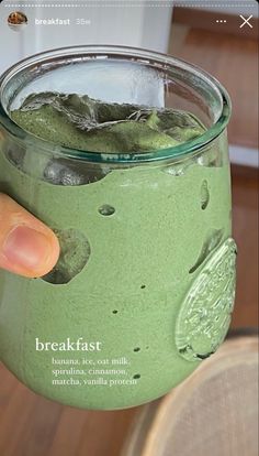 Light Late Night Snacks, Easy On The Go Lunches, Clean Food Breakfast, Filling Smoothie Recipes, Healthy Tonics, Smoothie Ideas, Plats Healthy, Green Drink, Matcha Smoothie